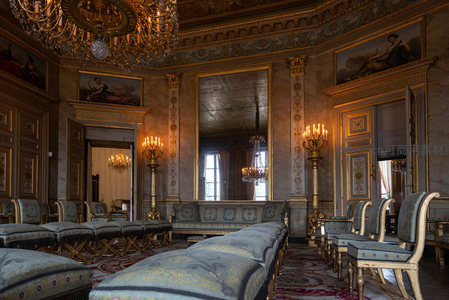 宫廷会客厅布满精美家具与烛台