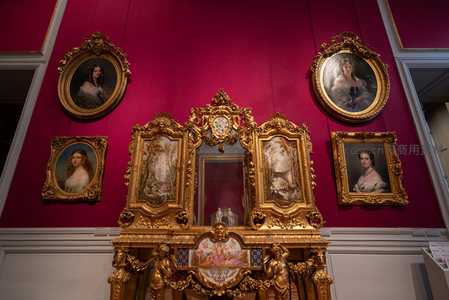 紫墙金框肖像画与华丽壁炉
