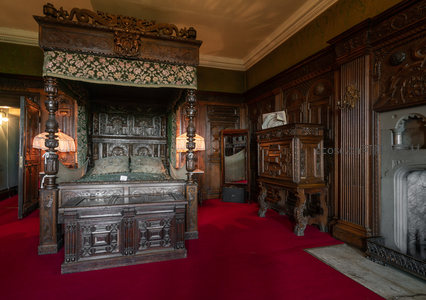 深木雕花四柱床，红毯衬托复古卧室雅致