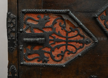 古铜门环特写，狮纹铁艺诉说中世纪工艺