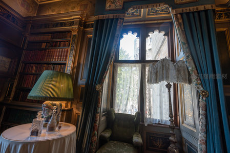 书香满溢的复古书房，绿帘轻垂光影斑驳