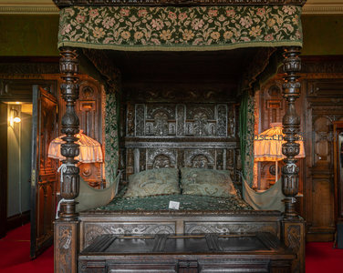 古典雕花四柱床，绿绒帷幔显奢华