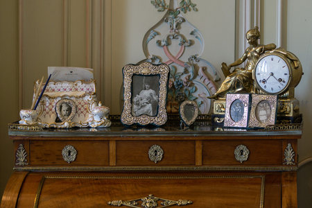 复古梳妆台摆设，相框钟表诉旧时光