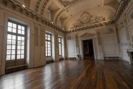 空旷宫殿大厅，雕花穹顶显恢弘