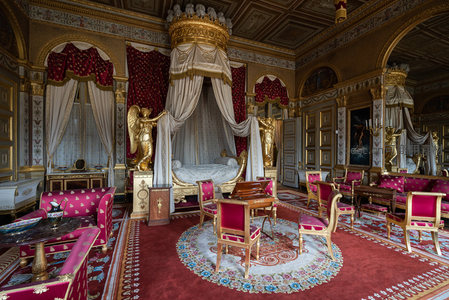 金碧辉煌的皇家寝宫，尽显奢华与尊贵