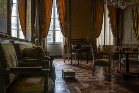 古典法式客厅，阳光透过窗棂洒满木质地板