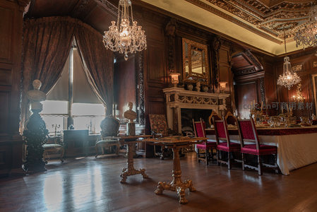 深木色调宴会厅，水晶吊灯下静待盛宴