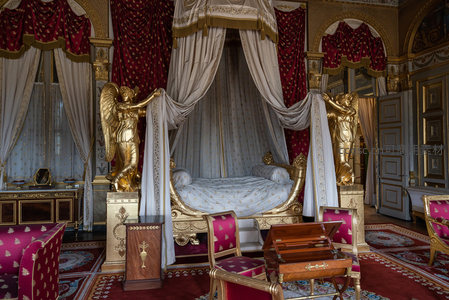 皇室寝宫华床，天使雕像守护梦境