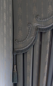 灰蓝刺绣窗帘，流苏垂坠显优雅