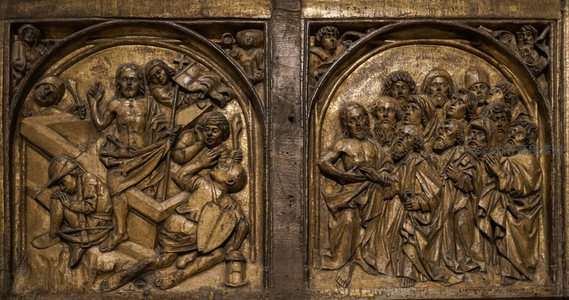 宗教浮雕双联画，人物群像栩栩如生