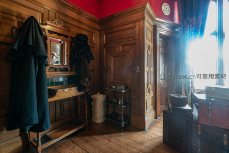 复古木质玄关，衣帽镜前光影斑驳