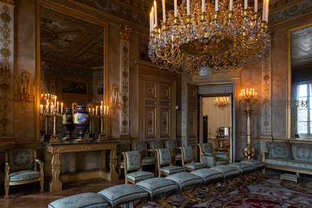 宫廷大厅富丽堂皇，水晶吊灯映照金碧辉煌