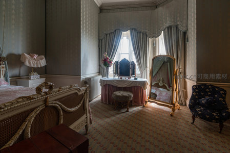 古典欧式卧室，华丽床榻与梳妆台