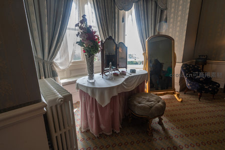 窗边梳妆台，鲜花与镜影相映成趣