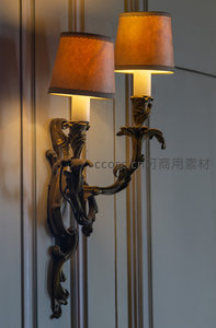 复古雕花壁灯，温暖光晕映墙面