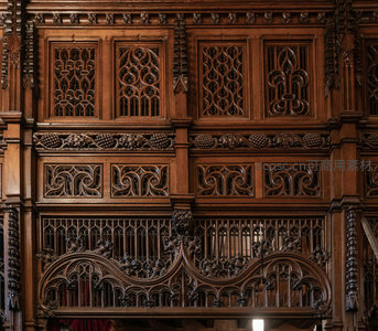 哥特式木雕屏风，繁复花纹显工艺