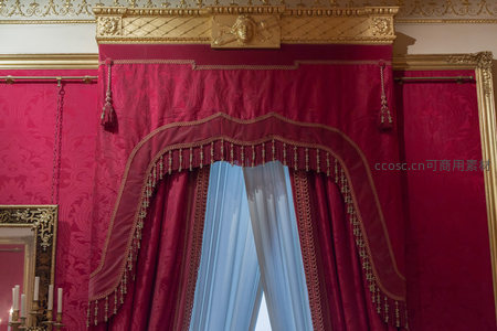 宫廷红帘金饰，华贵窗幔尽显尊荣