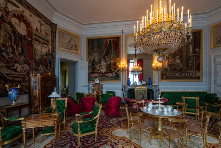 奢华宫廷客厅布满油画与水晶吊灯