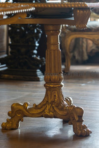 巴洛克风格桌腿雕刻细节特写