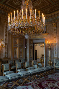 华丽水晶吊灯下的宫廷会客室