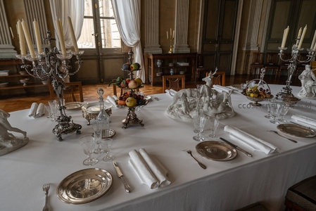 宫廷宴会餐桌布置典雅精致