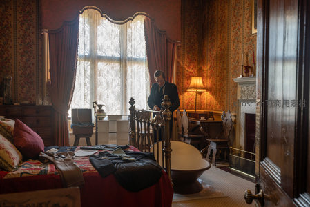 绅士在华丽卧室整理衣物的静谧时刻