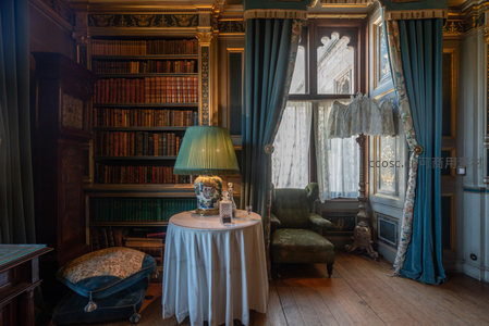 典雅书房内绿灯与书架映衬的静谧角落