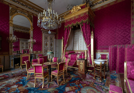 富丽堂皇的宫殿寝室内金碧辉煌的陈设