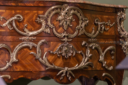 华丽古典木柜，银饰雕花点缀奢华