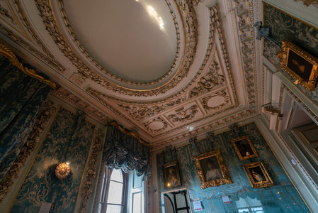 巴洛克风格穹顶，金箔壁画尽显辉煌