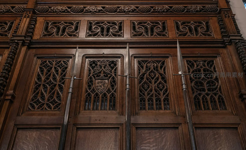哥特式雕花木门，长矛守护庄严入口