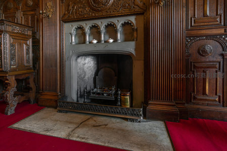 古典壁炉旁，红毯铺就复古客厅