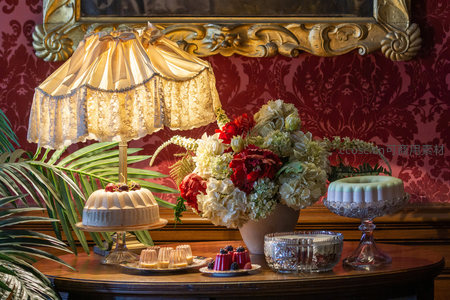 复古餐桌布置，甜点鲜花映衬温馨