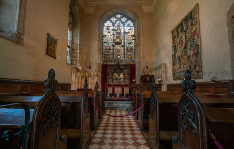 古教堂内景，彩色玻璃窗与木制长椅