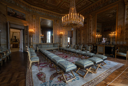 奢华宫殿大厅，水晶吊灯与宫廷座椅