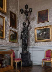 艺术展厅内青铜雕像与油画陈列