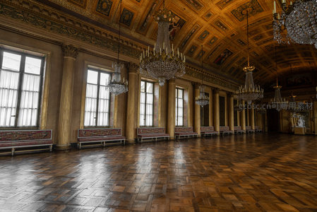 金色大厅空旷恢弘，吊灯与柱廊交相辉映