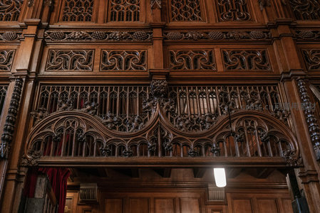 哥特式木雕栏杆，繁复花纹细节特写