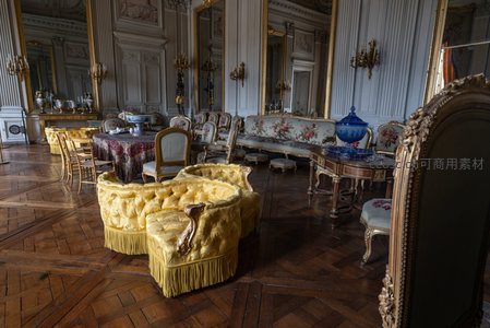 华丽宫廷客厅，金色沙发与古典装饰