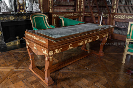 古典书房书桌，雕花木制配绿椅