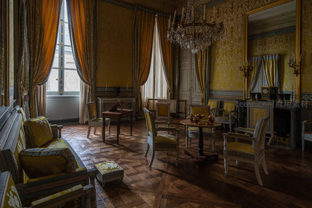 阳光洒落的宫廷会客室，黄帘垂挂