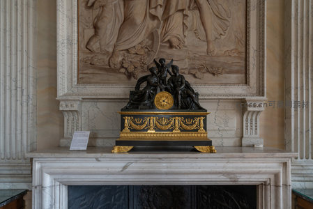 大理石壁炉上的古典钟表雕塑