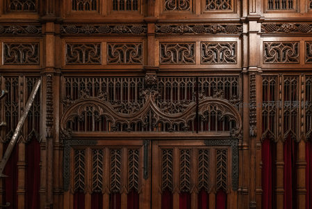 哥特式木雕门廊，繁复花纹诉说历史