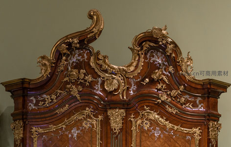 洛可可风格衣柜，曲线与金箔的极致优雅