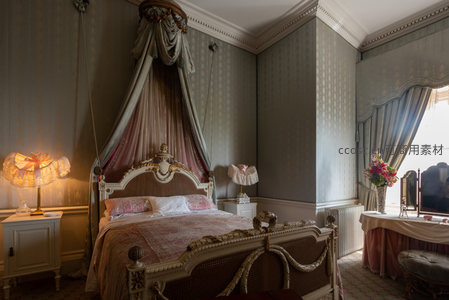 复古公主卧房，柔和色调营造浪漫梦境