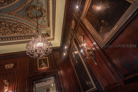 华丽古典厅堂，水晶吊灯与油画交相辉映