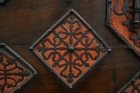 复古铁艺门饰，菱形花纹细节特写