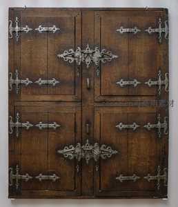 厚重古木门，繁复金属铰链与锁具