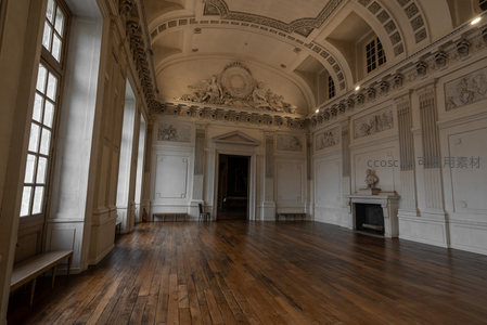 空旷欧式宫殿大厅，高窗与雕花穹顶