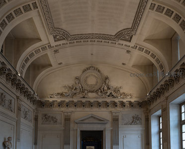 穹顶浮雕壁画，古典人物环绕中央徽章